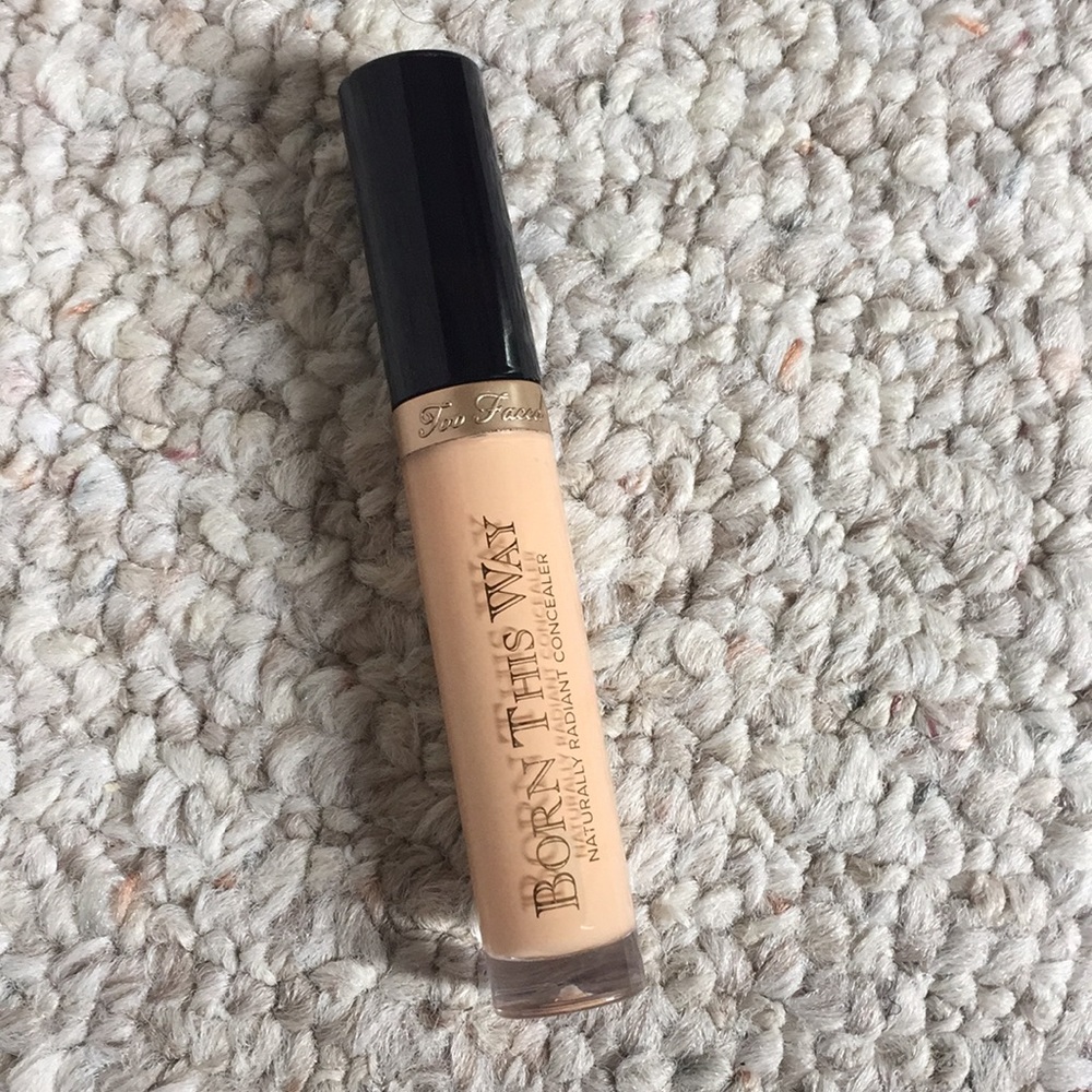 Two faces born this way concealer in Light Medium